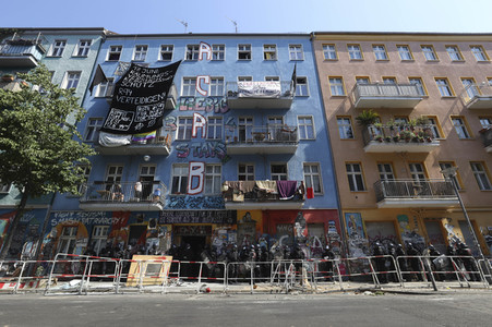 Durchsetzung der Brandschutzprüfung in der 'Rigaer 94' in Berlin