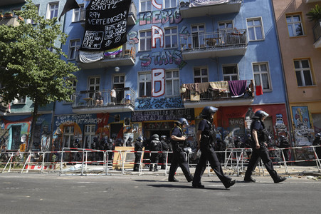 Durchsetzung der Brandschutzprüfung in der 'Rigaer 94' in Berlin