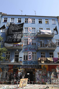Durchsetzung der Brandschutzprüfung in der 'Rigaer 94' in Berlin