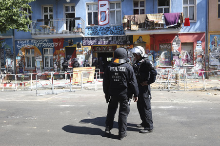 Durchsetzung der Brandschutzprüfung in der 'Rigaer 94' in Berlin