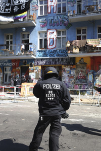 Durchsetzung der Brandschutzprüfung in der 'Rigaer 94' in Berlin