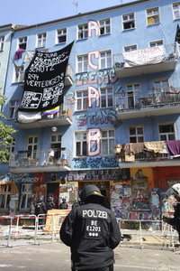 Durchsetzung der Brandschutzprüfung in der 'Rigaer 94' in Berlin