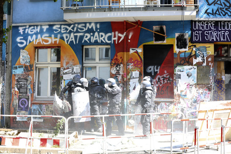 Durchsetzung der Brandschutzprüfung in der 'Rigaer 94' in Berlin