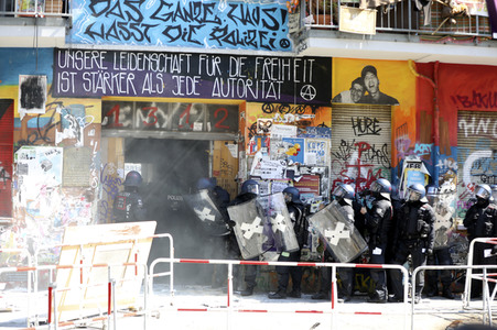 Durchsetzung der Brandschutzprüfung in der 'Rigaer 94' in Berlin