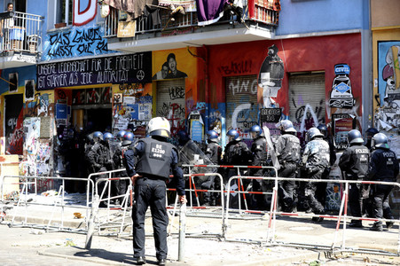 Durchsetzung der Brandschutzprüfung in der 'Rigaer 94' in Berlin