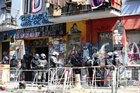 Durchsetzung der Brandschutzprüfung in der 'Rigaer 94' in Berlin