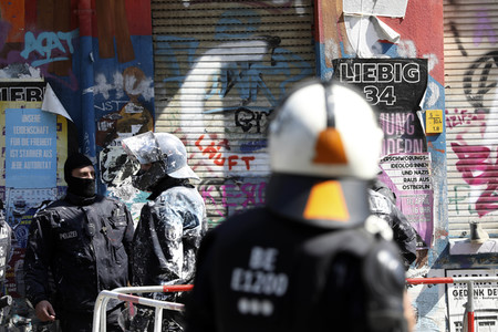 Durchsetzung der Brandschutzprüfung in der 'Rigaer 94' in Berlin