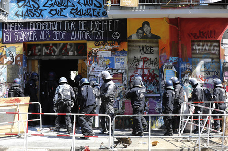 Durchsetzung der Brandschutzprüfung in der 'Rigaer 94' in Berlin