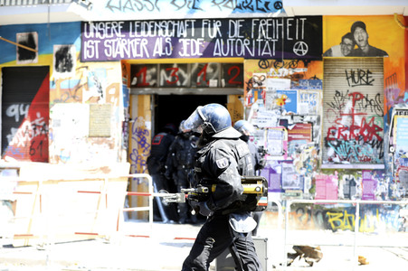 Durchsetzung der Brandschutzprüfung in der 'Rigaer 94' in Berlin