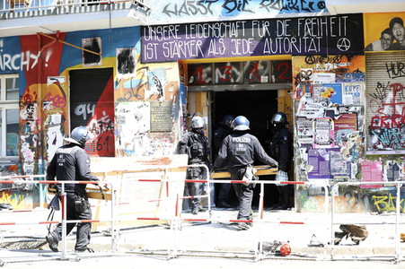 Durchsetzung der Brandschutzprüfung in der 'Rigaer 94' in Berlin