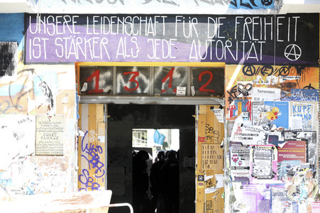 Durchsetzung der Brandschutzprüfung in der 'Rigaer 94' in Berlin