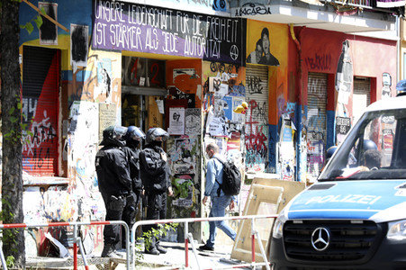 Durchsetzung der Brandschutzprüfung in der 'Rigaer 94' in Berlin