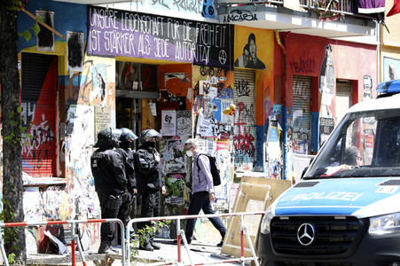 Durchsetzung der Brandschutzprüfung in der 'Rigaer 94' in Berlin