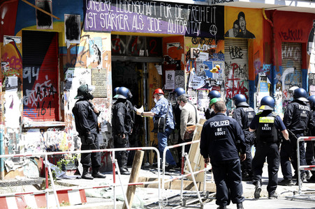 Durchsetzung der Brandschutzprüfung in der 'Rigaer 94' in Berlin