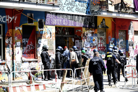 Durchsetzung der Brandschutzprüfung in der 'Rigaer 94' in Berlin