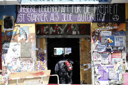 Durchsetzung der Brandschutzprüfung in der 'Rigaer 94' in Berlin