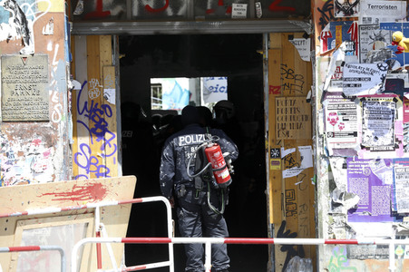 Durchsetzung der Brandschutzprüfung in der 'Rigaer 94' in Berlin