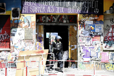 Durchsetzung der Brandschutzprüfung in der 'Rigaer 94' in Berlin