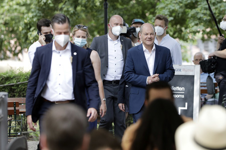 Olaf Scholz beim Get-together im Biergarten Zollpackhof in Berlin