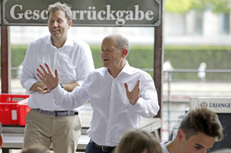 Olaf Scholz beim Get-together im Biergarten Zollpackhof in Berlin