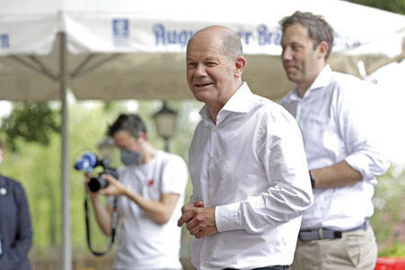 Olaf Scholz beim Get-together im Biergarten Zollpackhof in Berlin