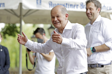 Olaf Scholz beim Get-together im Biergarten Zollpackhof in Berlin