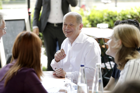 Olaf Scholz beim Get-together im Biergarten Zollpackhof in Berlin