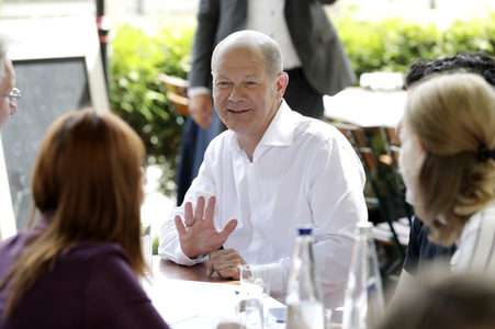 Olaf Scholz beim Get-together im Biergarten Zollpackhof in Berlin