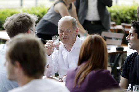 Olaf Scholz beim Get-together im Biergarten Zollpackhof in Berlin