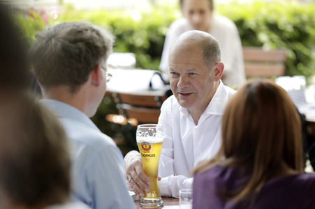 Olaf Scholz beim Get-together im Biergarten Zollpackhof in Berlin