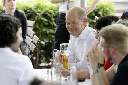Olaf Scholz beim Get-together im Biergarten Zollpackhof in Berlin