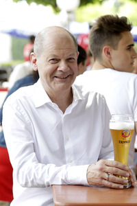 Olaf Scholz beim Get-together im Biergarten Zollpackhof in Berlin