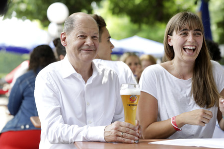 Olaf Scholz beim Get-together im Biergarten Zollpackhof in Berlin