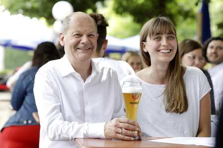 Olaf Scholz beim Get-together im Biergarten Zollpackhof in Berlin
