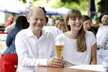 Olaf Scholz beim Get-together im Biergarten Zollpackhof in Berlin