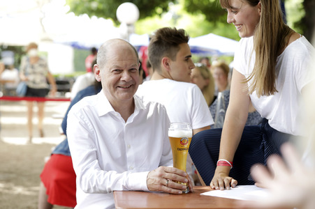 Olaf Scholz beim Get-together im Biergarten Zollpackhof in Berlin