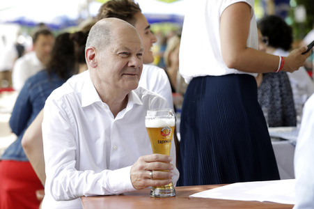 Olaf Scholz beim Get-together im Biergarten Zollpackhof in Berlin