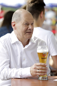Olaf Scholz beim Get-together im Biergarten Zollpackhof in Berlin