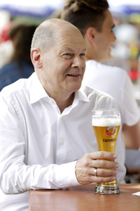 Olaf Scholz beim Get-together im Biergarten Zollpackhof in Berlin