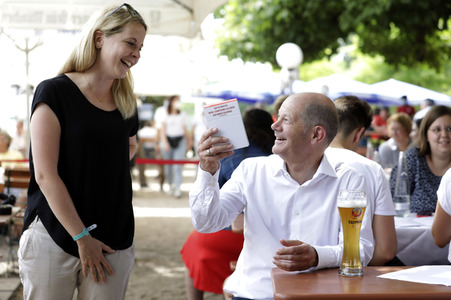 Olaf Scholz beim Get-together im Biergarten Zollpackhof in Berlin