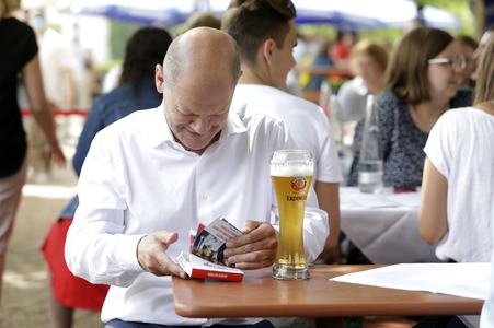Olaf Scholz beim Get-together im Biergarten Zollpackhof in Berlin