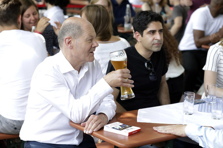 Olaf Scholz beim Get-together im Biergarten Zollpackhof in Berlin