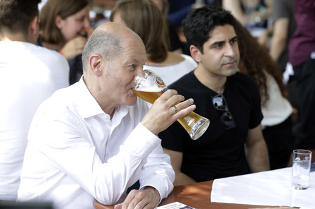 Olaf Scholz beim Get-together im Biergarten Zollpackhof in Berlin