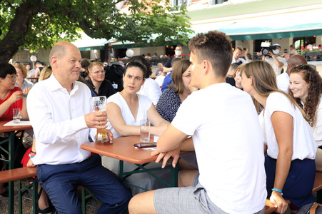 Olaf Scholz beim Get-together im Biergarten Zollpackhof in Berlin