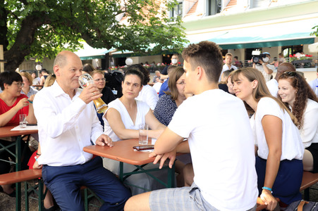 Olaf Scholz beim Get-together im Biergarten Zollpackhof in Berlin