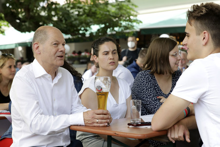 Olaf Scholz beim Get-together im Biergarten Zollpackhof in Berlin
