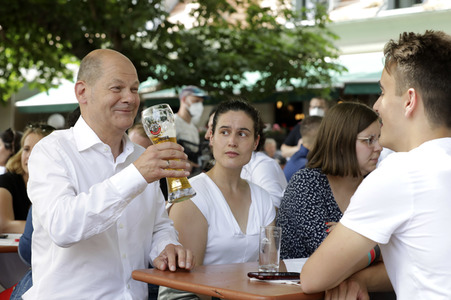 Olaf Scholz beim Get-together im Biergarten Zollpackhof in Berlin