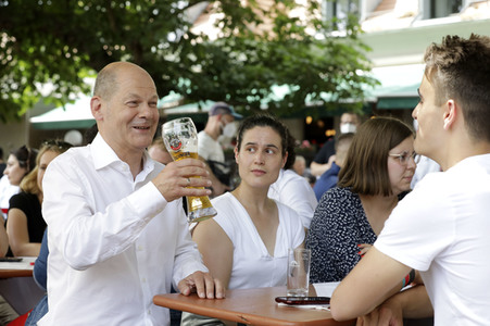 Olaf Scholz beim Get-together im Biergarten Zollpackhof in Berlin