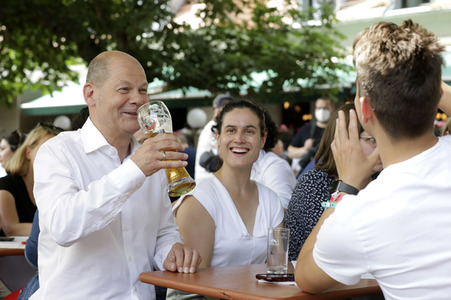 Olaf Scholz beim Get-together im Biergarten Zollpackhof in Berlin