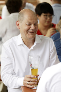 Olaf Scholz beim Get-together im Biergarten Zollpackhof in Berlin